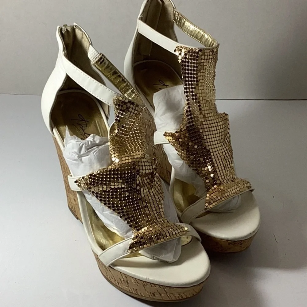 Thalia Sodi chic gold